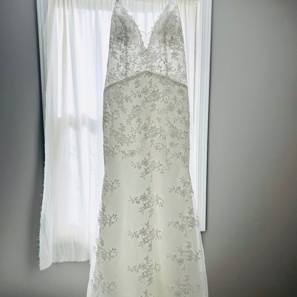 LIKE NEW Vintage Style Wedding Dress with Buttons & Floral Lace - Picture 1 of 7